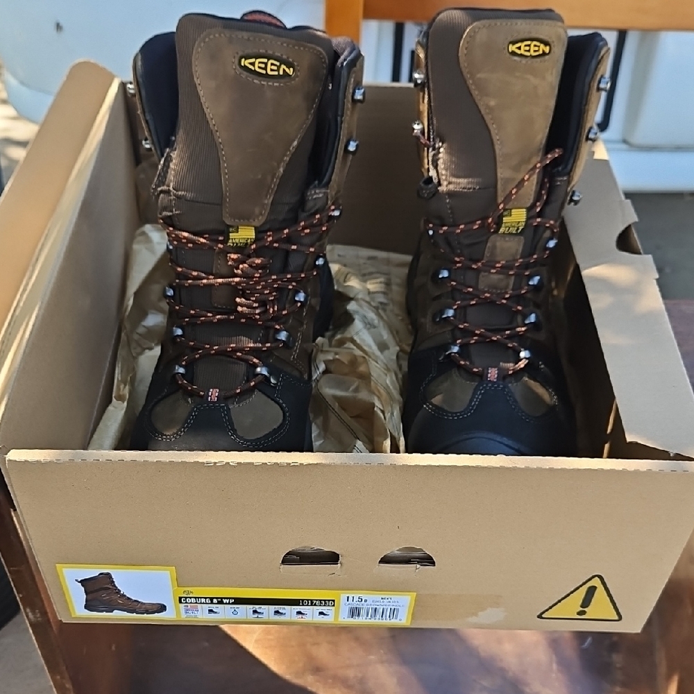 KEEN Men's Black and Tan Outdoor Boots New 11.5 - Picture 2 of 3